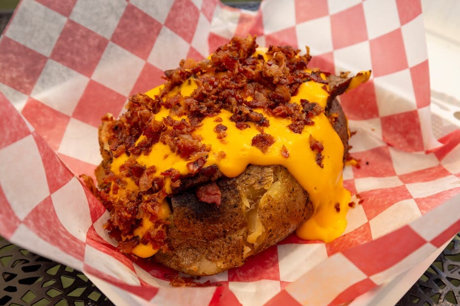 Amerikansk fylt potetsalat med bacon og ost