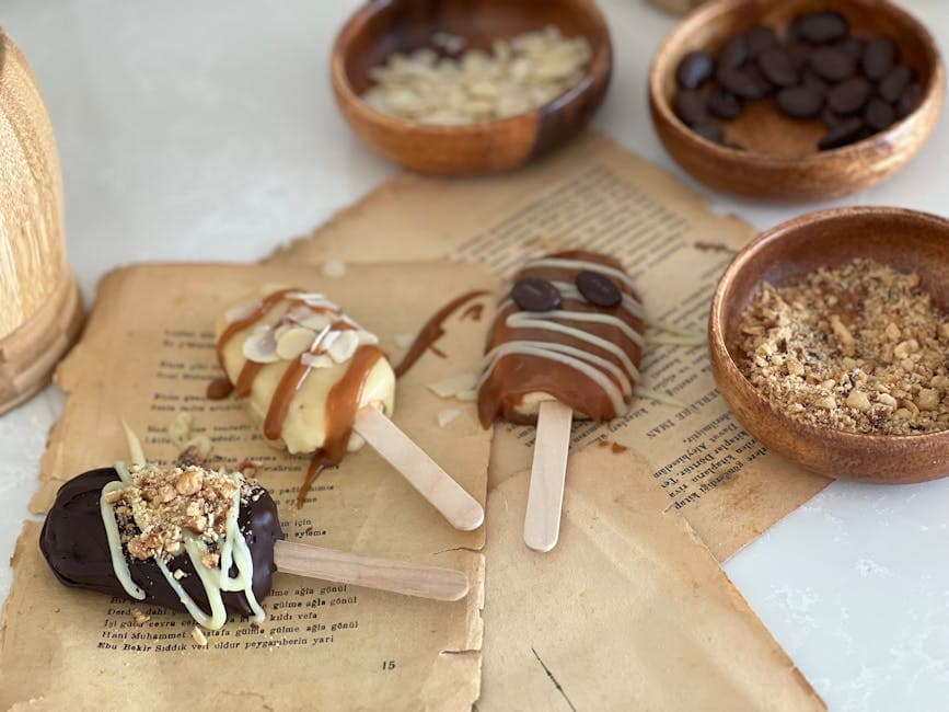 Kremet sjokoladeis på pinne med avokado og banan