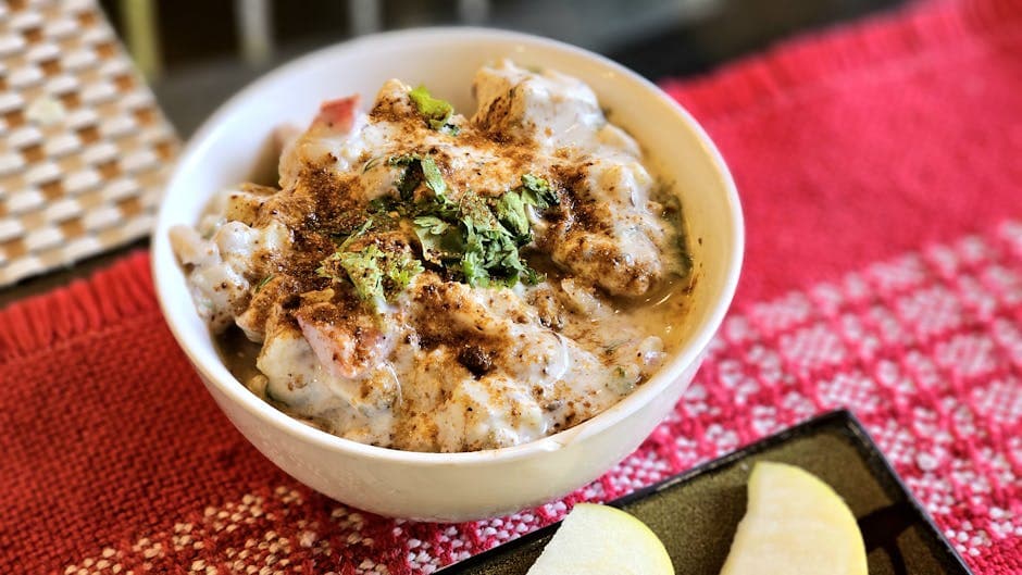 Enkel raita med yoghurt og druer