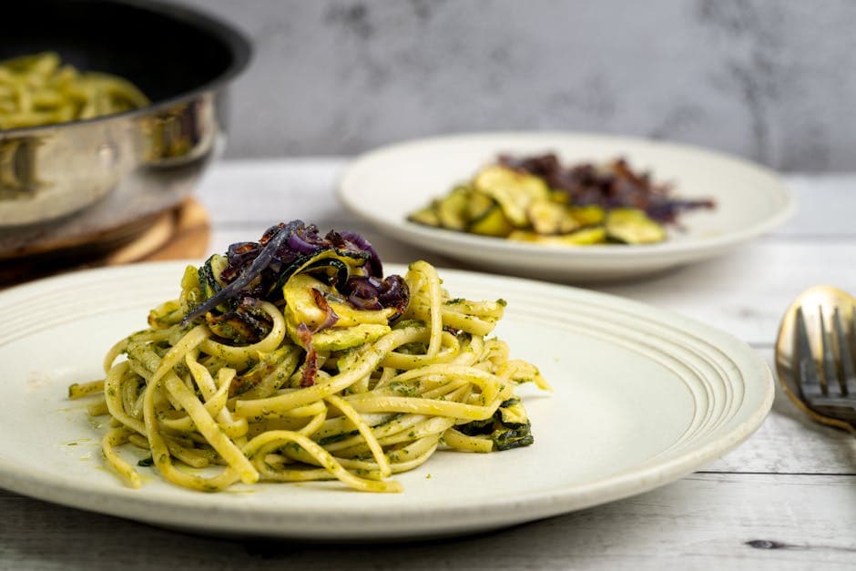 Glutenfri pastasalat med pesto og aubergine