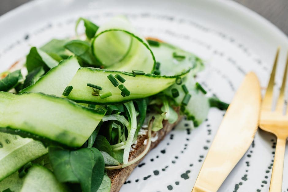 Zucchinibrød frokostpizza med frukt