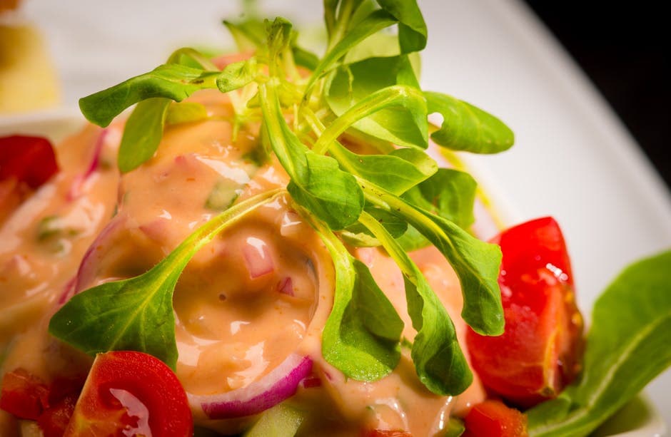 Fargerik tomatsalat med rosedresssing