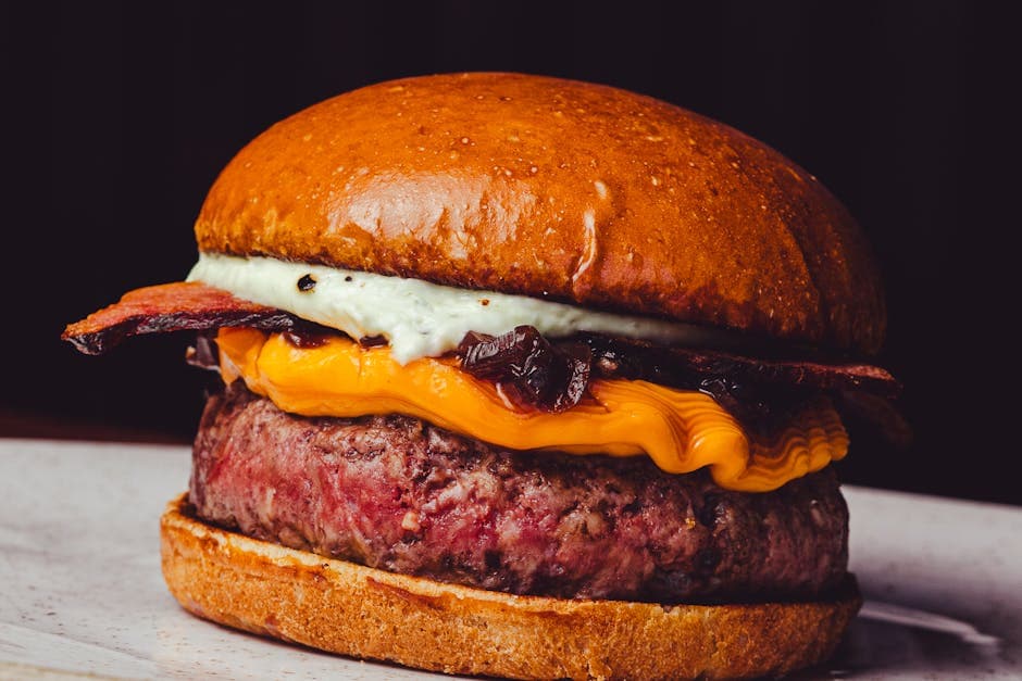 Grillburger av svinekjøtt med røkt bacon og cheddar