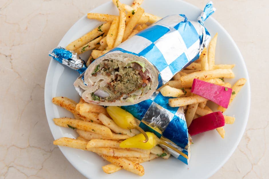 Lettkrydret kyllingshawarma med pommes frites