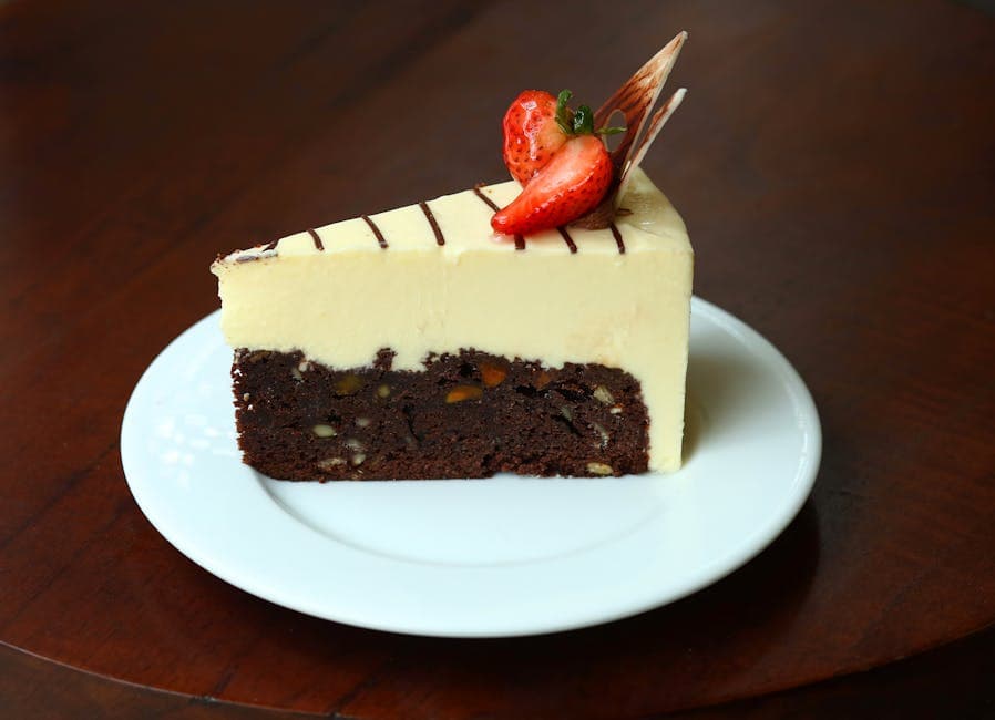 Hvit sjokolade- og jordbærkake med pudding