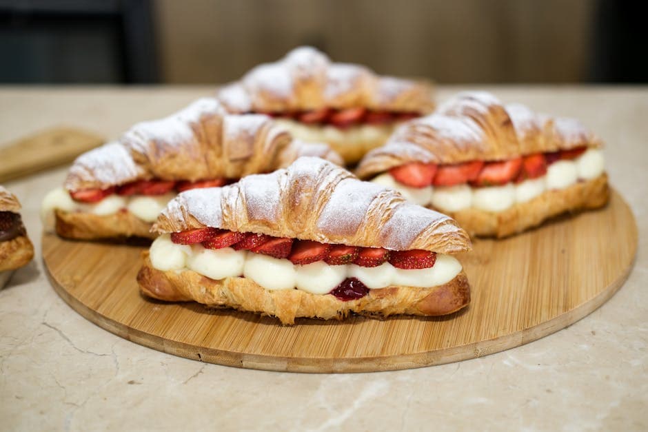 Jordbær- og kremfylte croissantpuddinger