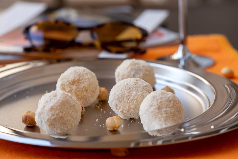 Hjemmelagde Raffaello-kuler med kokos og hasselnøtt