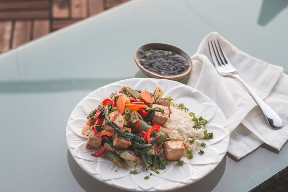 Stekt grønnsakswok med tofu og ris