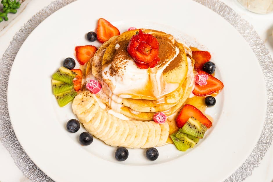 Banan-split pannekaker med jordbær og krem