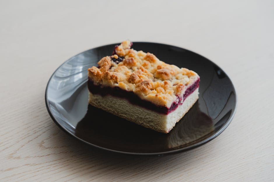 Saftig bærkake med boysenbær og strøssel