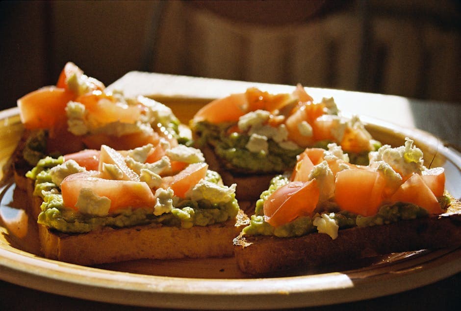 Åpen Caprese-toast med avokado