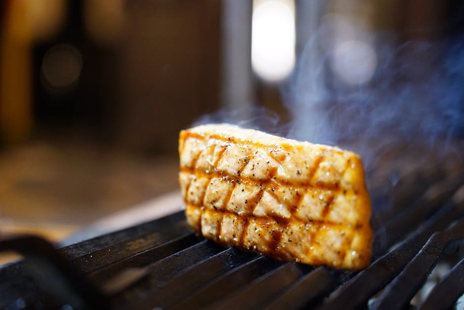 Grillet laks med frisk mangosalsa på sedertreplate