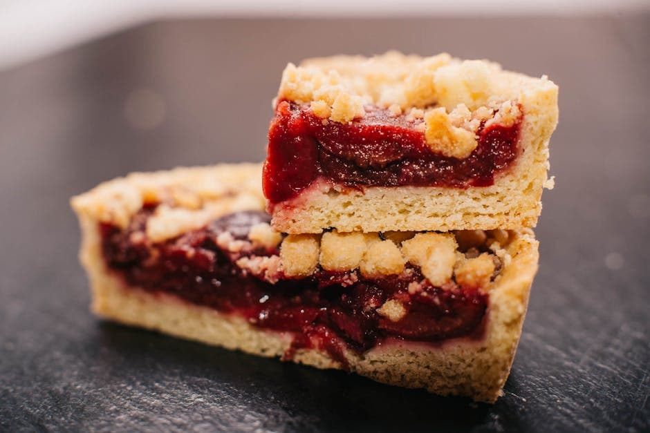 Kirsebær- og bourbonpai med crumble