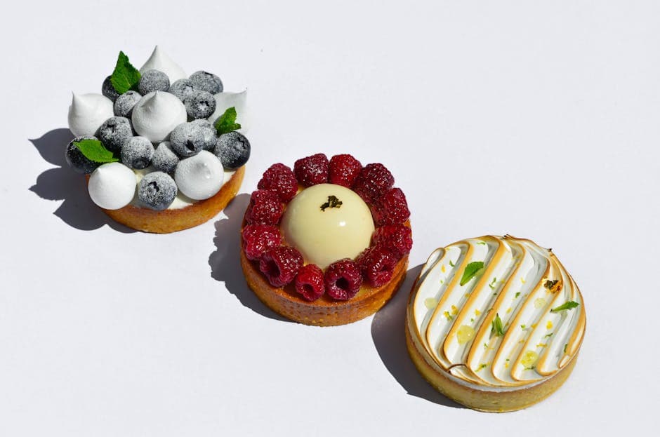 Mandelterte med steinfrukt og lime-marengs