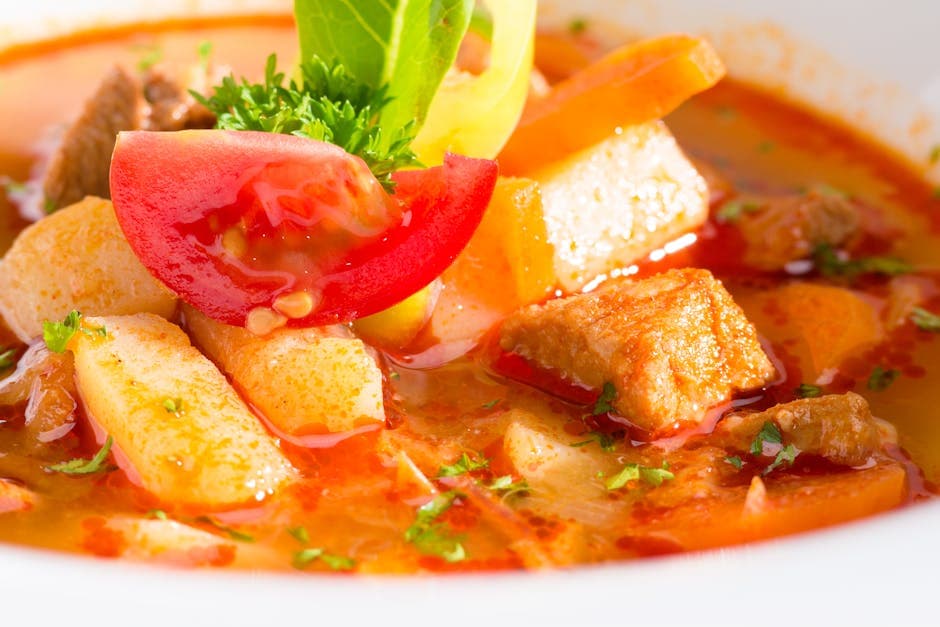 Oksegryte med poteter, tomater og oregano