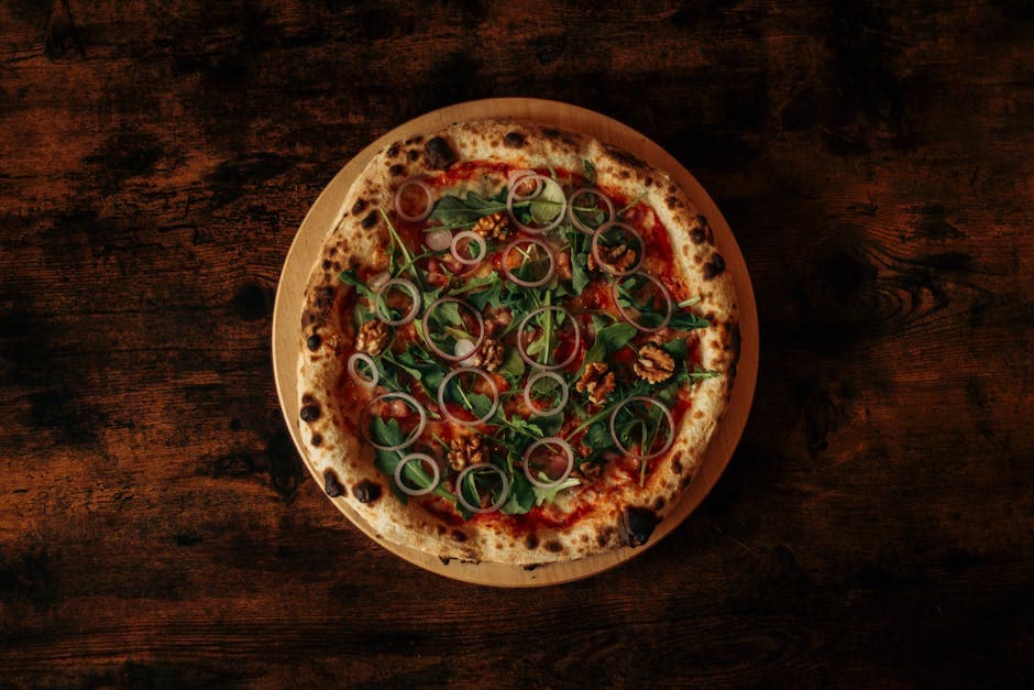 Ovnsbakt pizza med karamellisert løk, gorgonzola og valnøtter