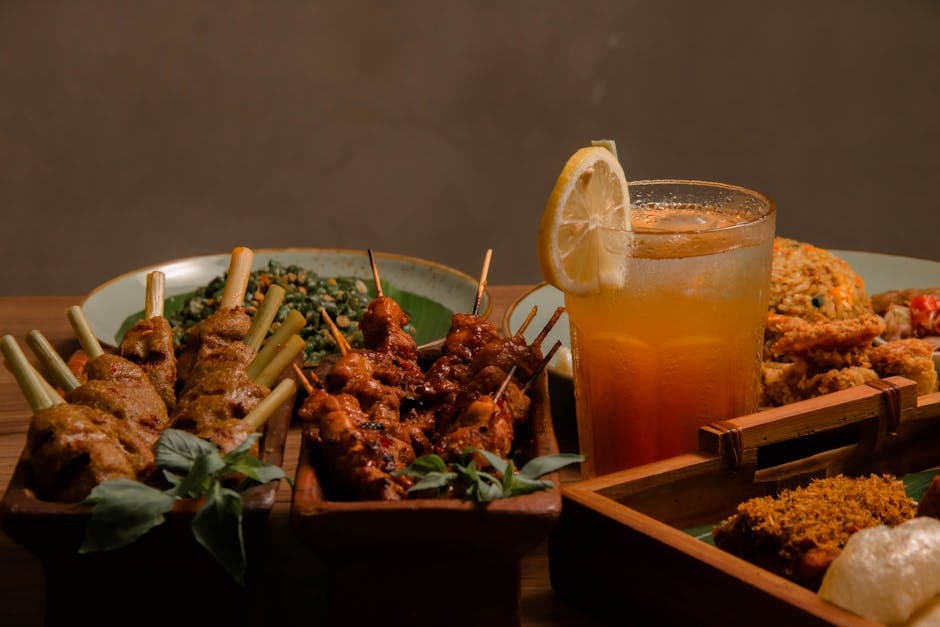 Svinekjøtt satay med grønnsaks-sylte