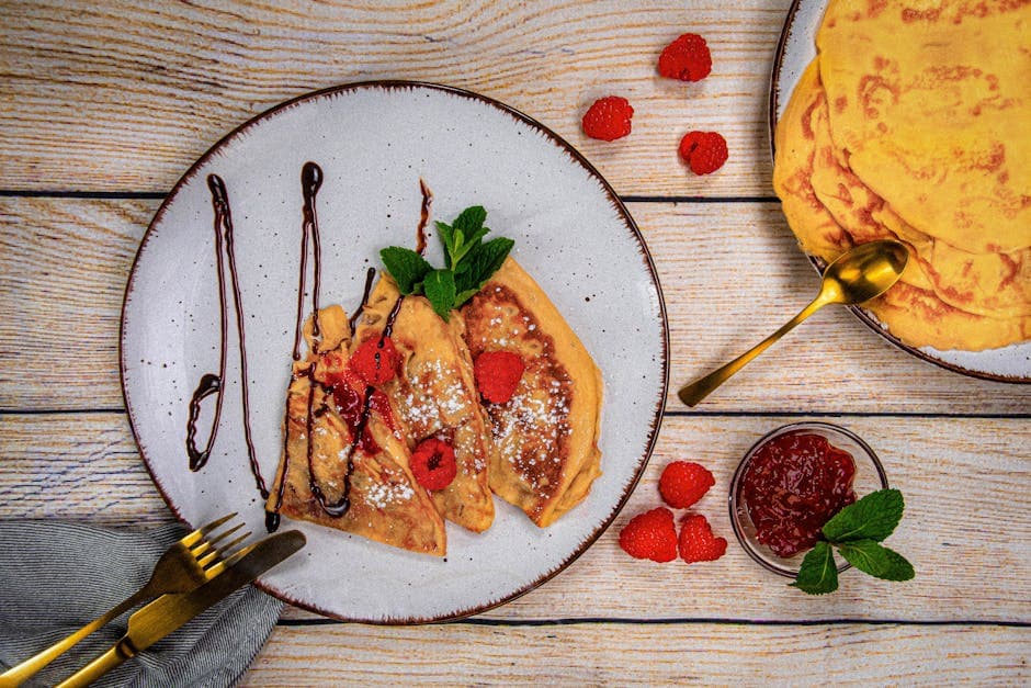 Rabarbra- og bringebærrullade med vaniljekremsaus