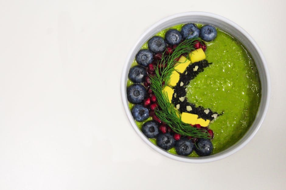 Supergrønn smoothiebolle med matcha og ingefær