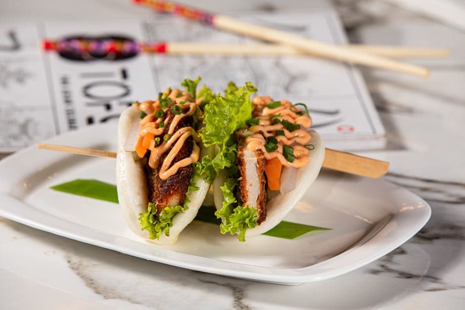 Sprø svinekjøttwraps med krydrede agurker