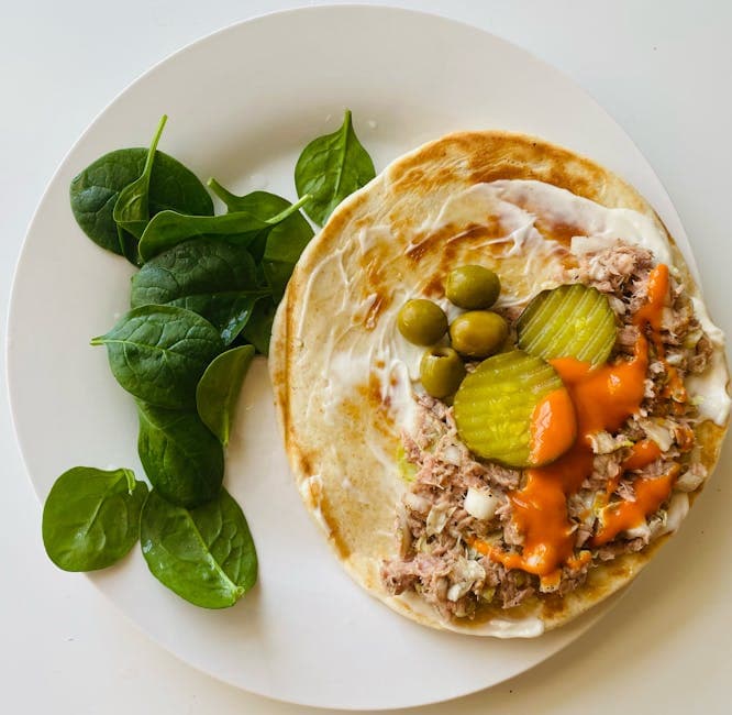 Syrlig tunfisk- og tomatwrap