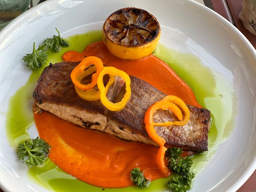 Hyse i charmoula-saus med poteter og paprika