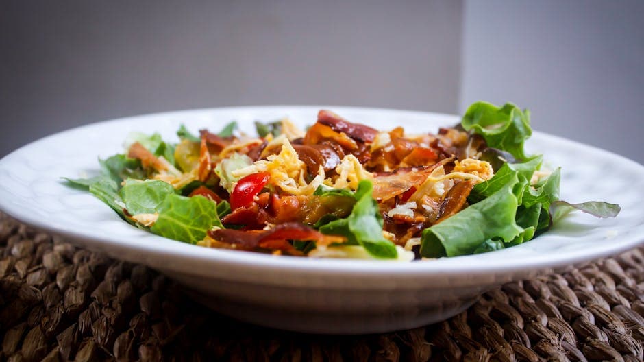 Eple- og baconsalat med lychee og chili-nøtter