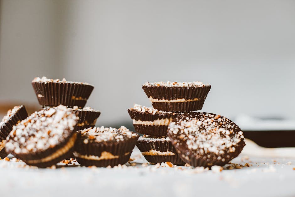 Sjokolade- og peanøttsmørmuffins med pretzeltopping
