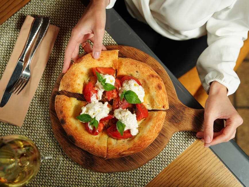 Boboli med hvitløksstekt aubergine, tomat og basilikum