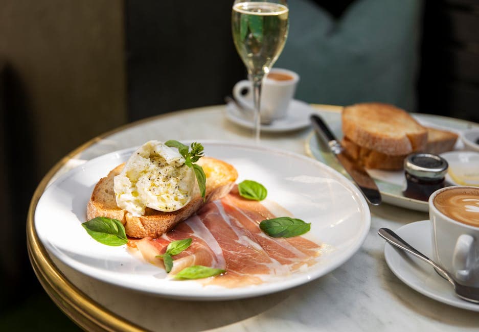 Posjerte egg med prosciutto på surdeigsbrød