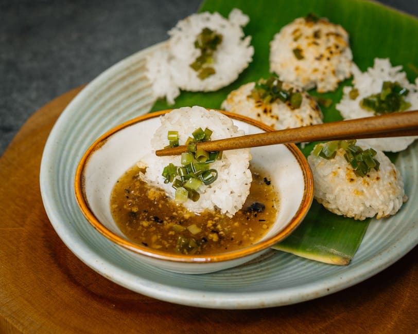 Sesamrisboller med rød peppersaus