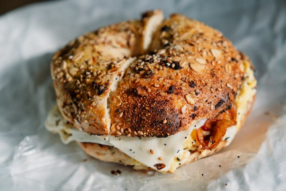 Bagel- og ostegrateng med bacon
