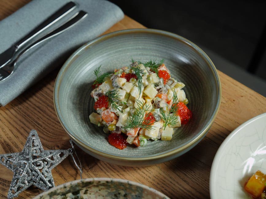 Svensk potetsalat med skinke og erter