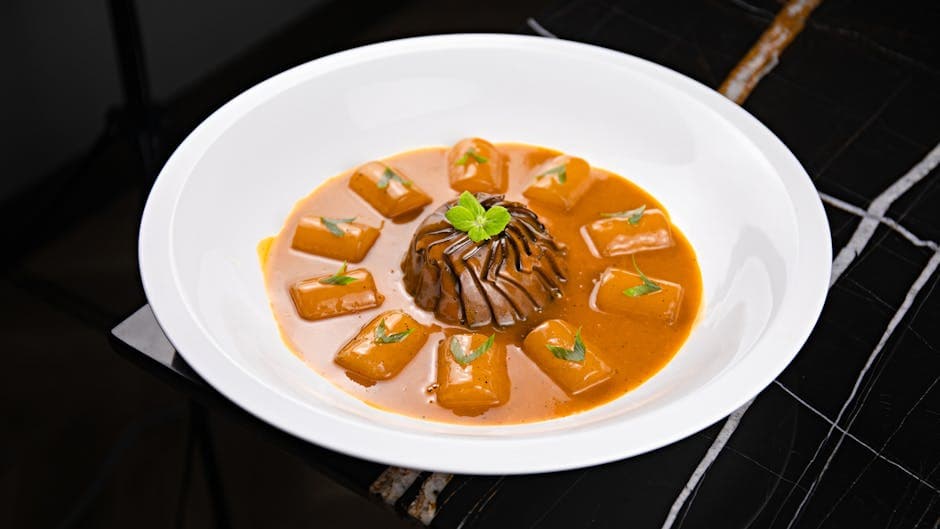 Kastanjearmagnac-soufflé med bittersøt sjokoladesaus