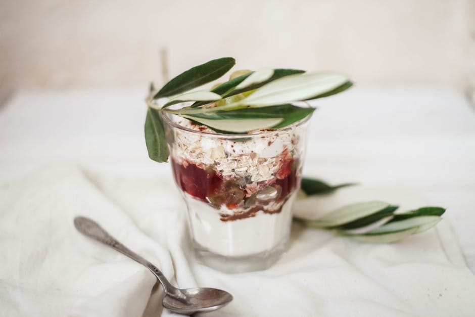 Maraschino-kirsebærparfait med yoghurt og marengs