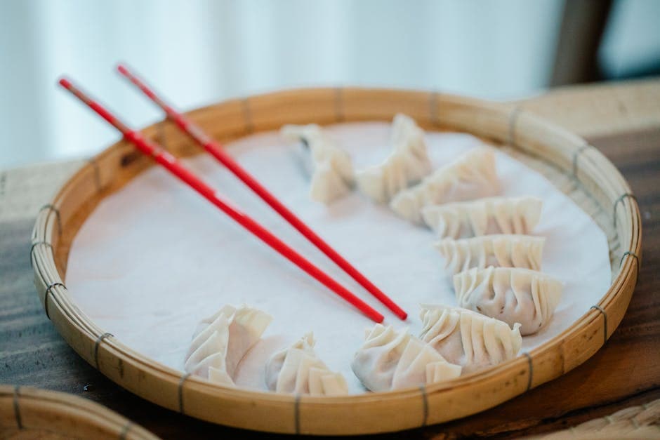 Jiaozi-dumplings med svinekjøtt og kål