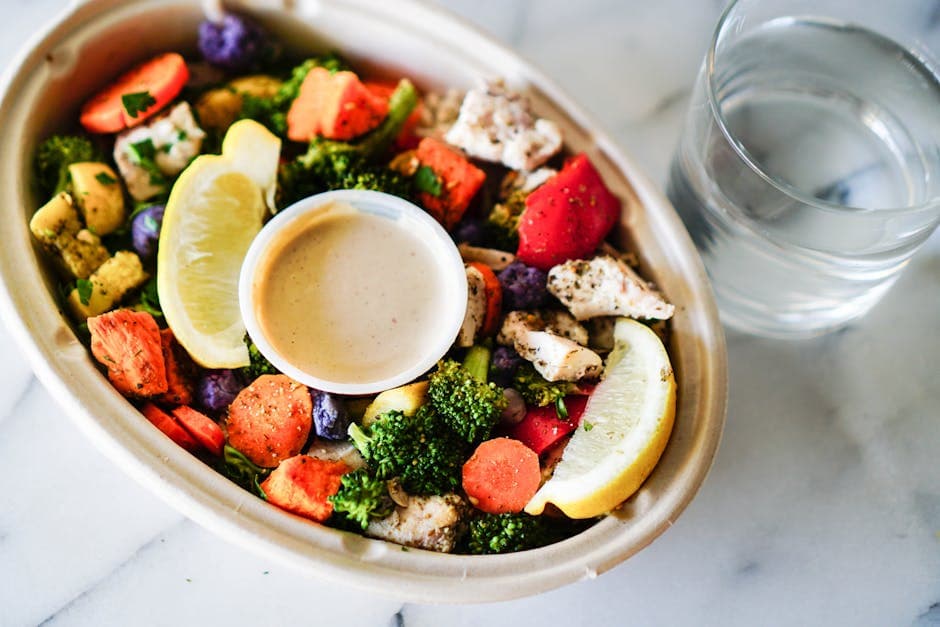 Brokkolisalat med kylling og sitrondressing