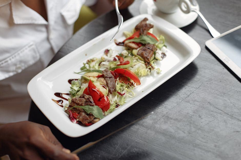 Grillet biffpanzanellasalat med tomatvinaigrette