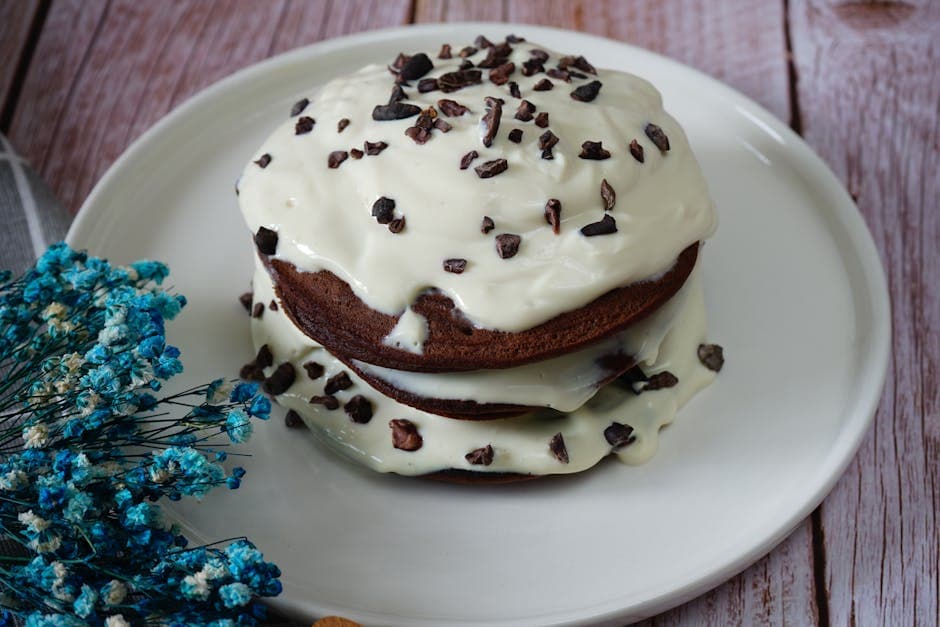 Svart-hvitt pannekakekake med sjokolade og mascarpone