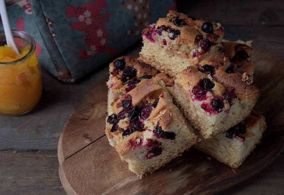 Saftig blåbær- og bringebærkake med smuldretopping