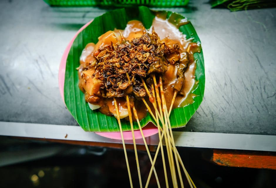 Indonesisk-inspirert grillet aubergine med krydret peanøttsaus