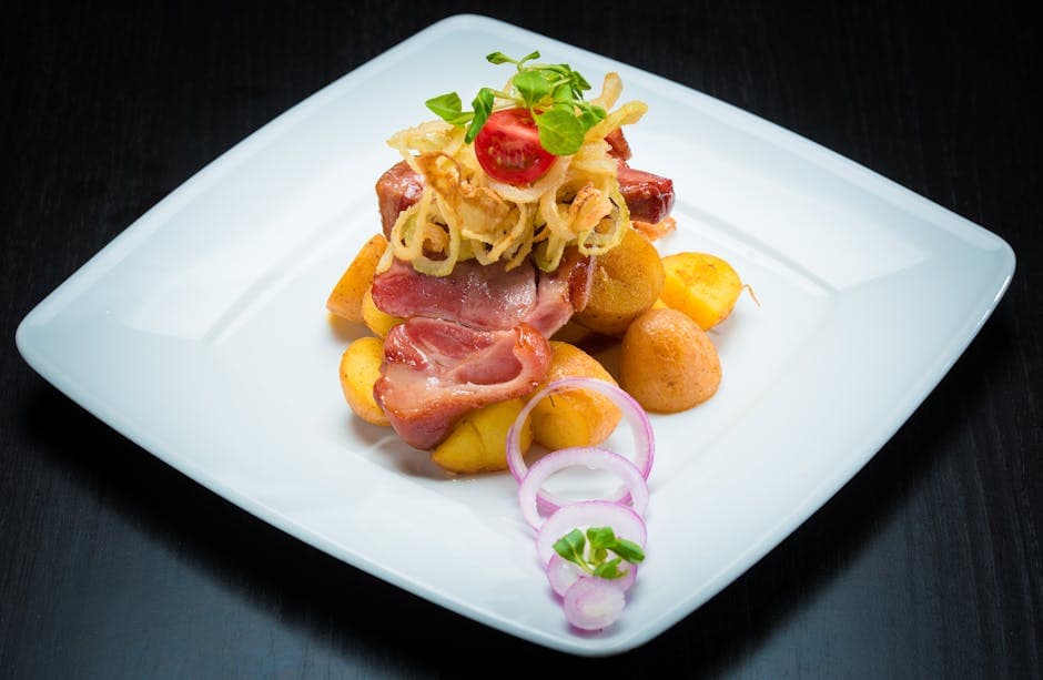 Kalvelever med epler, løk og sprøstekt bacon