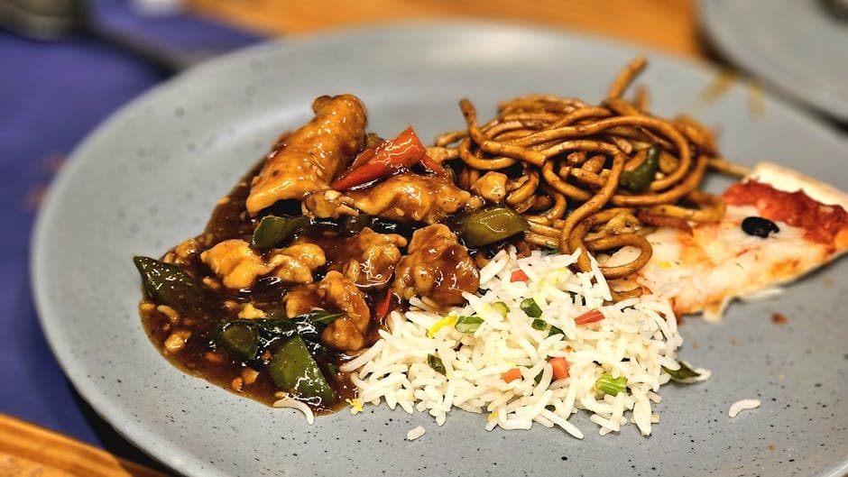 Kylling og brokkoli med sprø risnudler