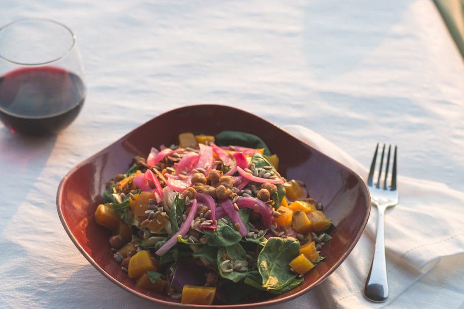 Kikerter- og rød peppersalat med yoghurt-dressing