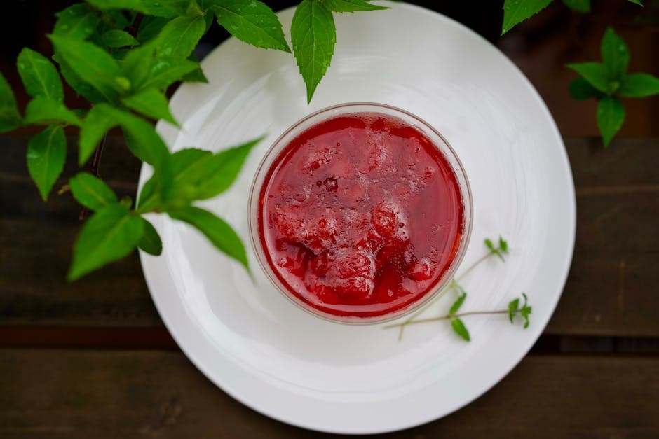 Rabarbra- og jordbærkompott med fersk mynte