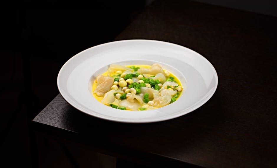 Ristet søtmais-suppe med røkt ørret og arvetomater