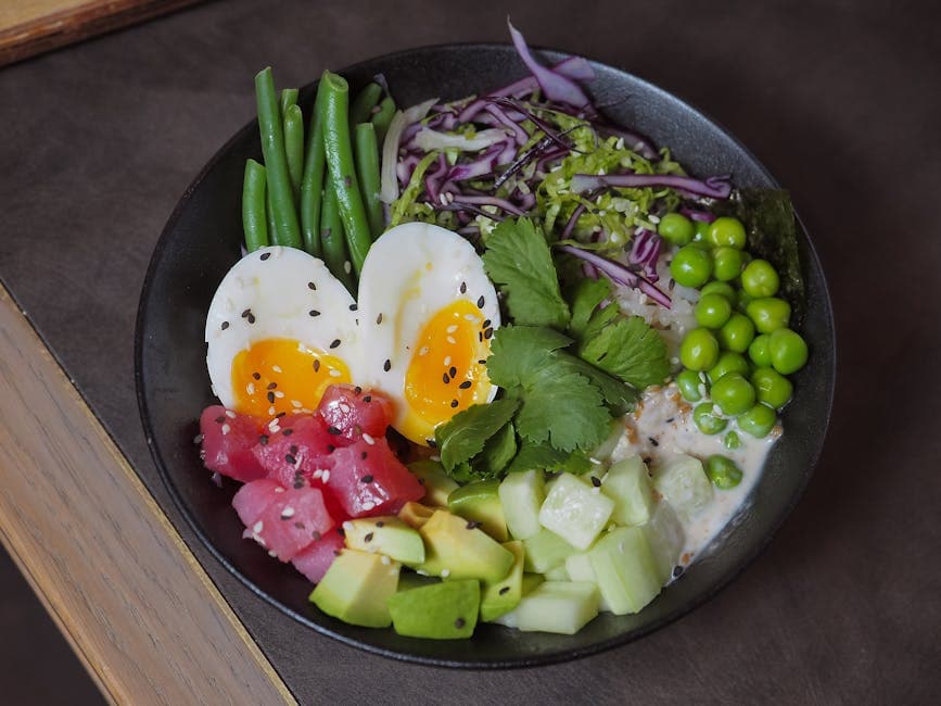 Frisk salat med avokado, rødbeter, erter og agurk