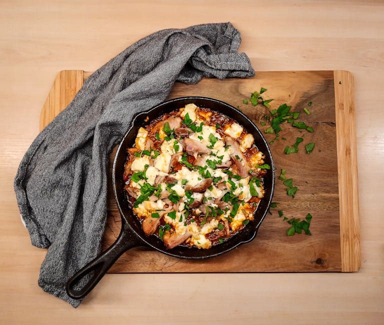 Fyldig pizza med sprø skorpe og røkt mozzarella i støpejernspanne