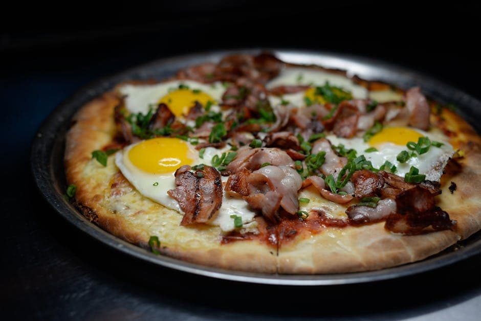 Frokostpizza med egg og pølse