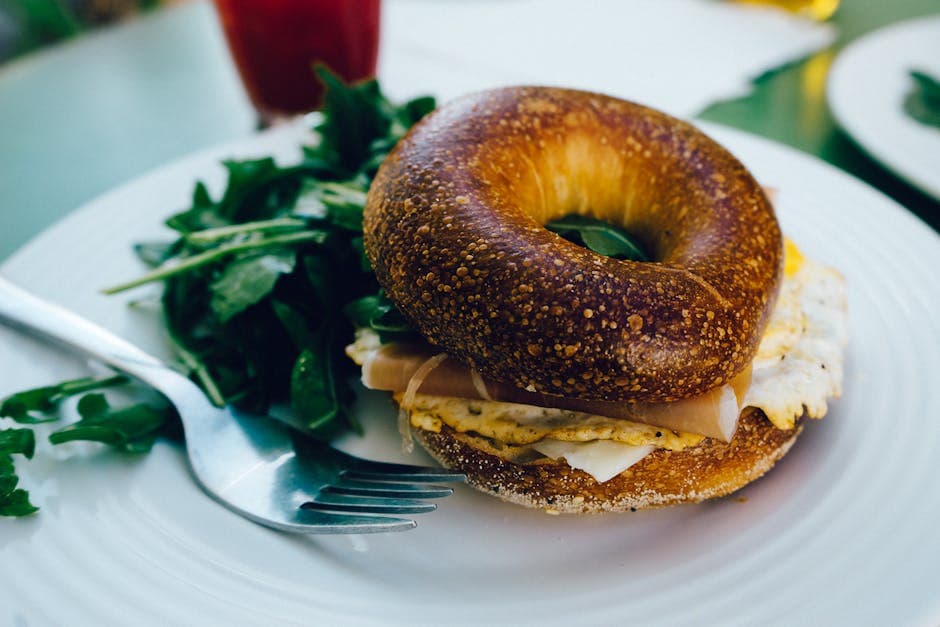 Jersey frokostbagel med skinke, egg og urtekremost